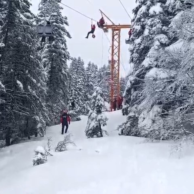 Uludağ'da telesiyejde mahsur kalan 51 kişi, 3 saat sonra kurtarıldı- Yenide...