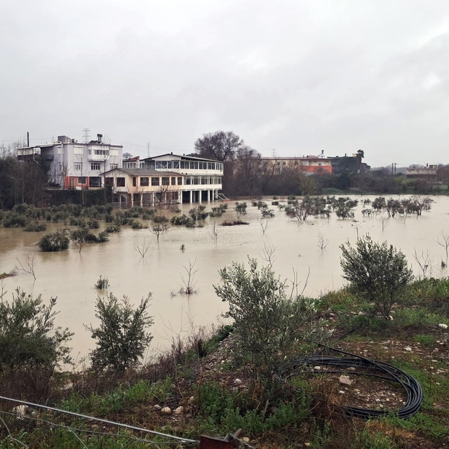 3 gündür etkili olan yağmurlar nedeniyle ırmak taştı, restoranlar ve bahçel...