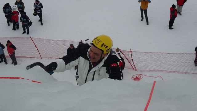 Vali Çiftçi, yapay buz duvarına tırmandı
Palandökende yapay buz duvarı tırmanışı nefes kesiyor