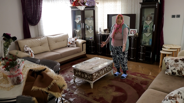 Adana'da selden geriye ıslak eşyalar, çamurlu yollar kaldı: Evlerini su basan vatandaşlar o anları anlattı