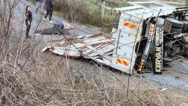 Kontrolden çıkan kamyon tali yola uçtu: 1 ölü, 1 yaralı