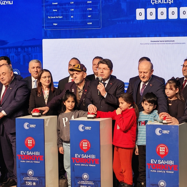 Adalet Bakanı Yılmaz Tunç, memleketinde TOKİ kurasına katıldı
"Deprem bölge...