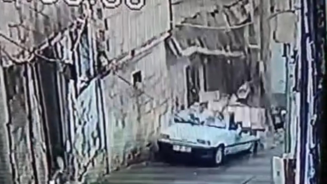 Şanlıurfa'da istinat duvarı otomobil üzerine devrildi
Şanlıurfa'da faciadan dönüldü