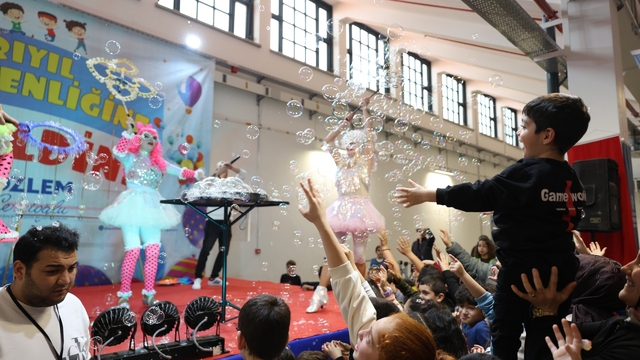 Aydın Büyükşehir Belediyesi'nden Efeler'de yarıyıl karne şenliği
Başkan Çerçioğlu çocukları ve aileleri Yarıyıl Karne Şenliği'ne davet etti