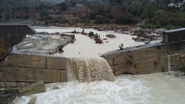 Kuraklıkla kuruyan Deliçay yeniden akmaya başladı, çiftçinin yüzü güldü