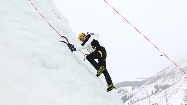 Erzurum Valisi Çiftçi, Palandöken'deki buz duvarında heyecan ve adrenalini bir arada yaşadı