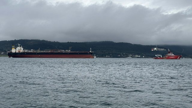Bozcaada açıklarında karaya oturan tanker, bakım için Yalova'ya götürülüyor