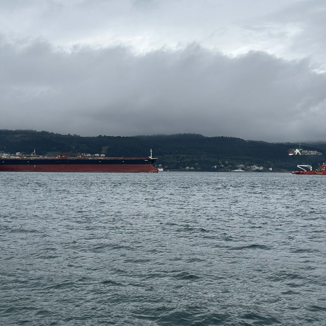 Bozcaada açıklarında karaya oturan tanker, bakım için Yalova'ya götürülüyor
