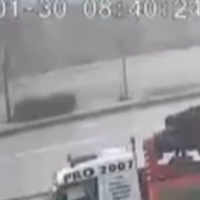 Kontrolden çıkan servis refüje çıktı: Ölümden saniyelerle kurtuluş kamerada...