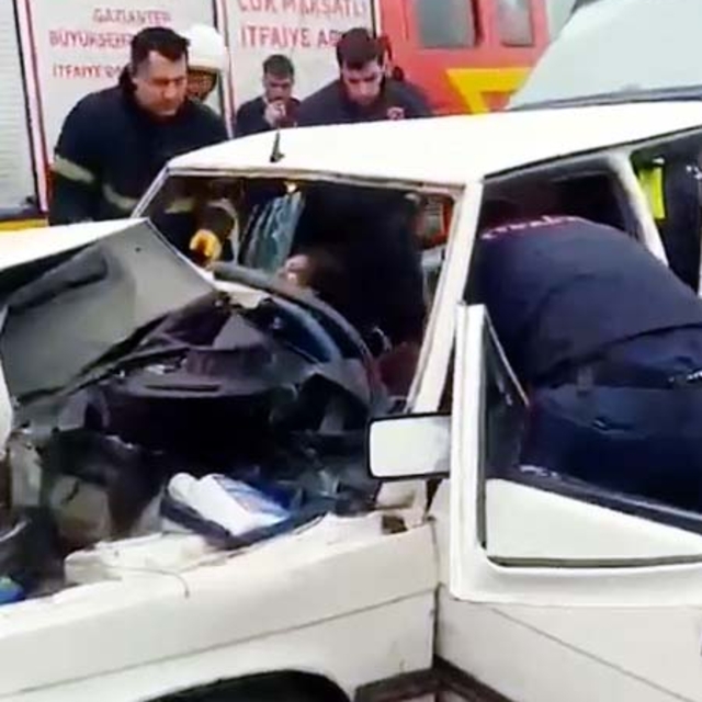 Gaziantep'te 3 otomobil çarpıştı; 1 ölü, 6 yaralı