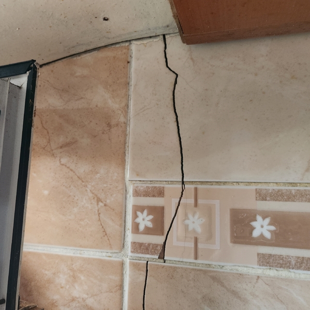 Urla'da önlem alınmadan yapılan temel kazısı faciaya neden oluyordu