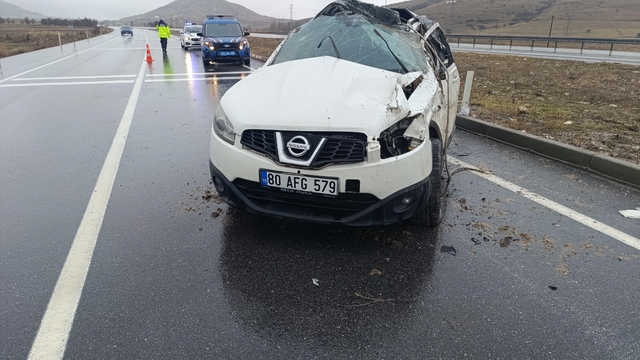 Takla atan otomobilde 3 kişi yaralandı