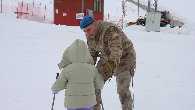 Tokat'ta jandarma, şehit ve gazi çocukları ile yakınlarına kayak eğitimi verdi
