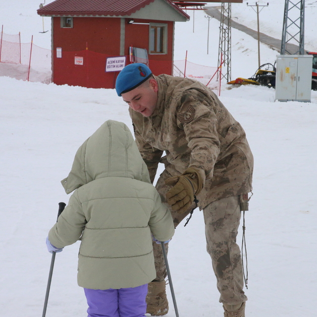 Tokat'ta jandarma, şehit ve gazi çocukları ile yakınlarına kayak eğitimi ve...