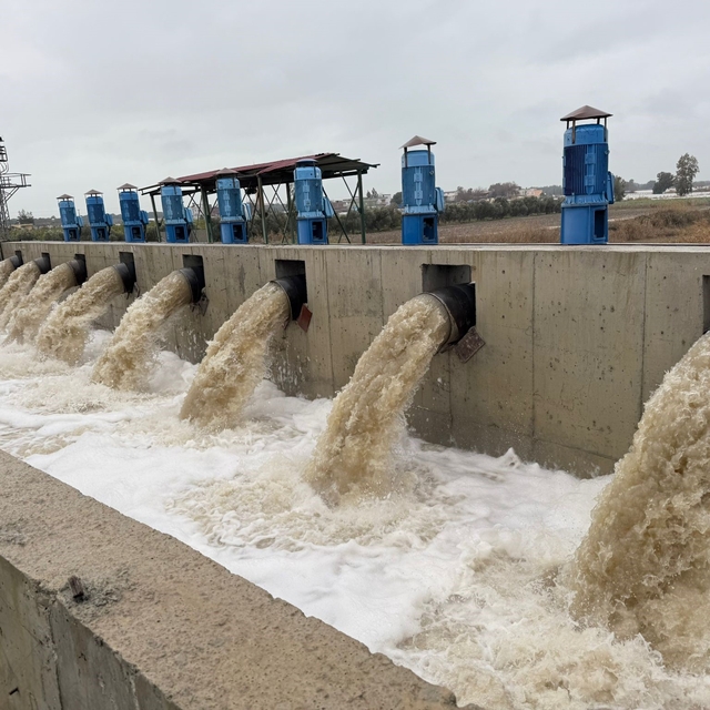 Binlerce dönüm arazi selden kurtuldu, su pompaları yağmur suyunu böyle boşa...