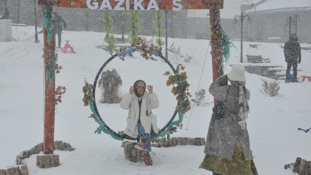 Kars'ta kar yağışı eğlenceye dönüştü
Kendilerini dışarıya atan vatandaşlar gönüllerince karın keyfini çıkardı