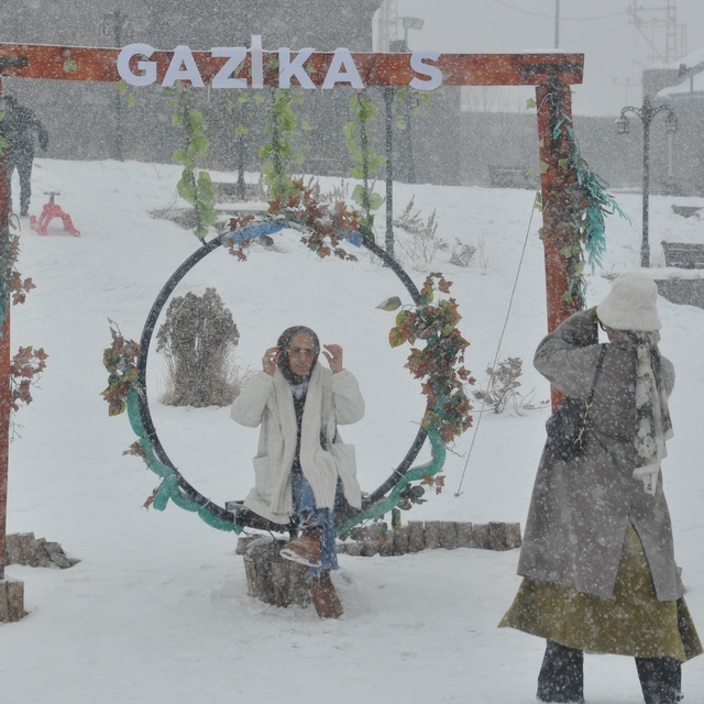 Kars'ta kar yağışı eğlenceye dönüştü
Kendilerini dışarıya atan vatandaşlar...