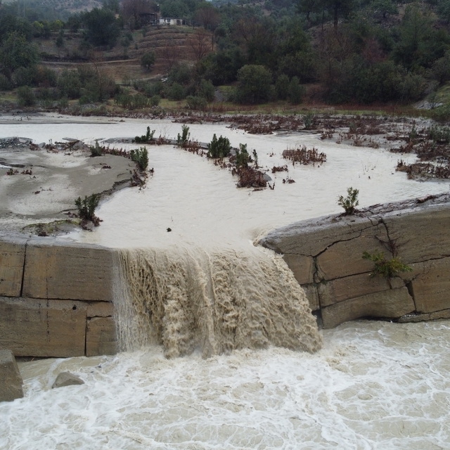 Kuraklıkla kuruyan Deliçay yeniden akmaya başladı, çiftçinin yüzü güldü