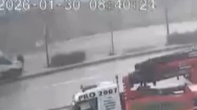 Kontrolden çıkan servis refüje çıktı: Ölümden saniyelerle kurtuluş kamerada
Servis refüje çıktı, karşıya geçmeye çalışan yaya saniyelerle kurtuldu