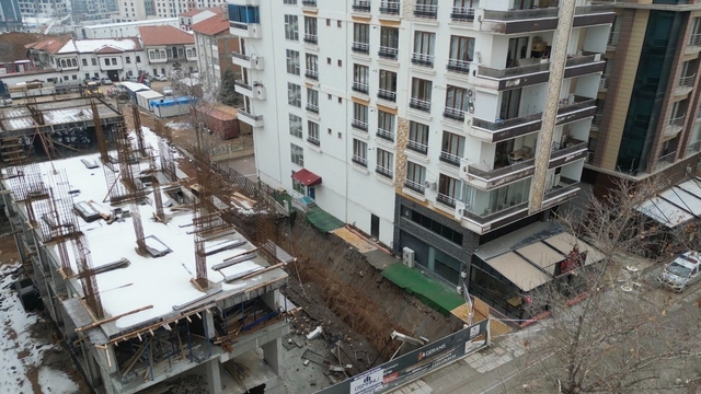 İstinat duvarı çöken bina havadan görüntülendi
Tahliye edilen bina sakinleri konteynere yerleştirildi