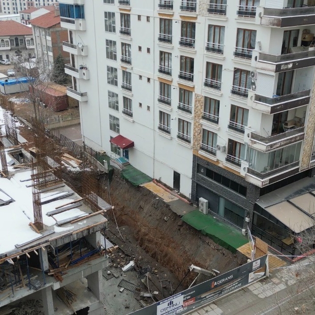 İstinat duvarı çöken bina havadan görüntülendi
Tahliye edilen bina sakinler...