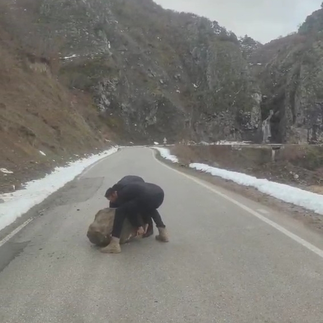 Yola düşen kayayı otomobilleriyle çektiler