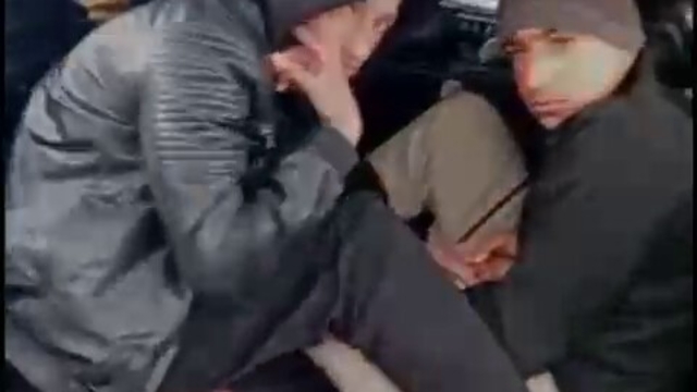 SUV tarzı aracın her köşesinden düzensiz göçmen çıktı
Otoyolda durdurulan araçtan 9 düzensiz göçmen yakalandı, sürücü tutuklandı