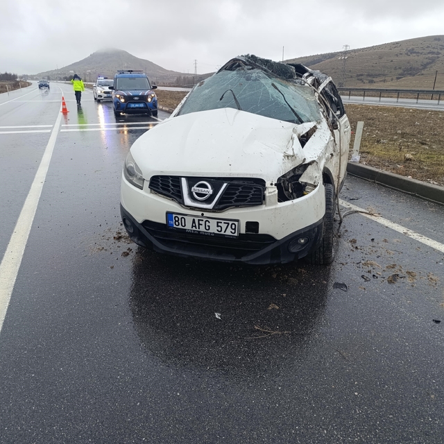 Takla atan otomobilde 3 kişi yaralandı