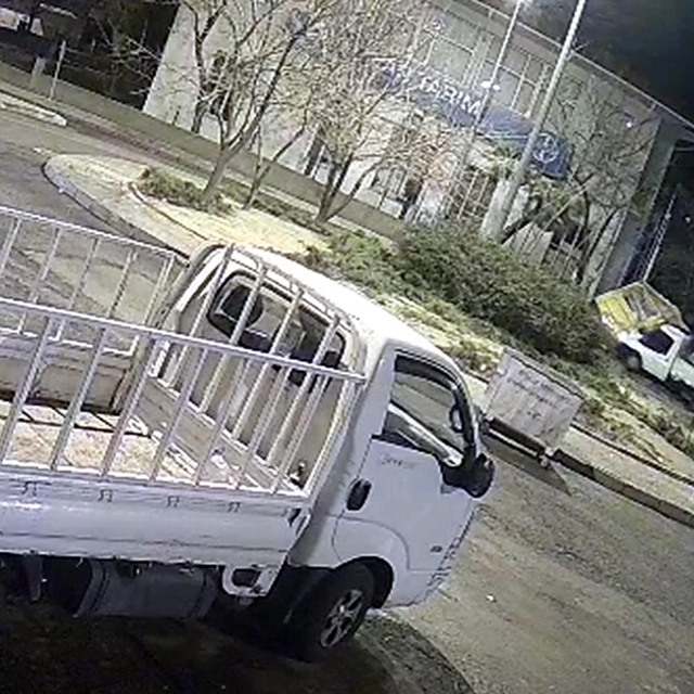 Kamyonet, taksi durağına çarptı