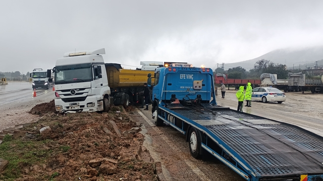 Silifke'de refüje çıkan tırda maddi hasar oluştu