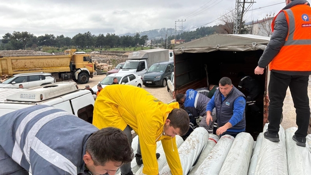 Kumluca'da hortumdan etkilenen çiftçilere plastik sera örtüsü desteği