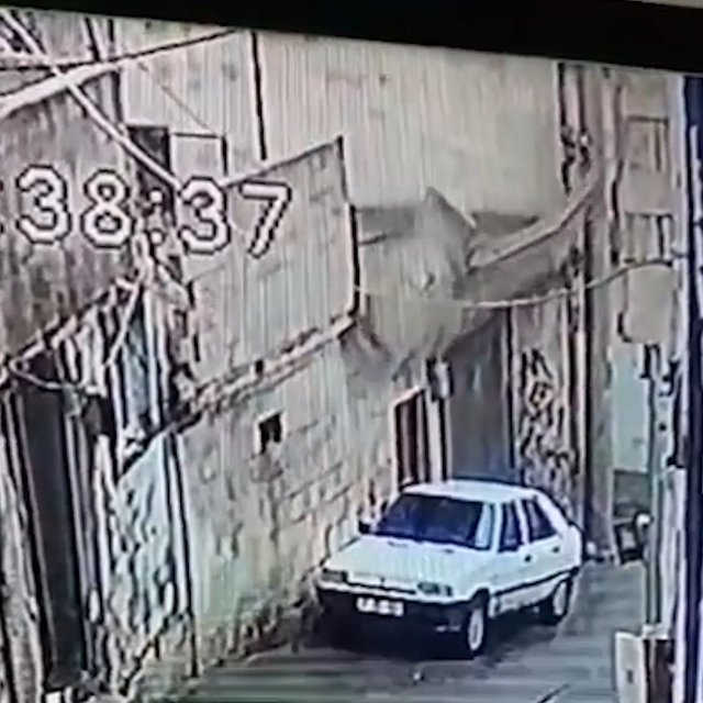 Duvar, park halindeki otomobilin üzerine devrildi