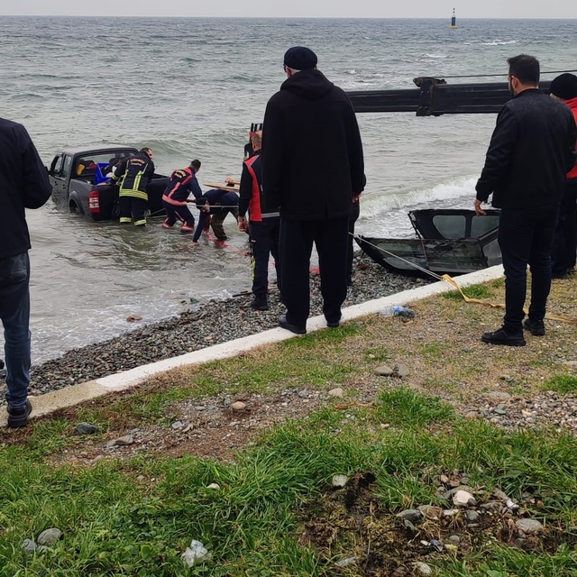 Yalova'da kontrolden çıkan pikap denize uçtu: 1 yaralı