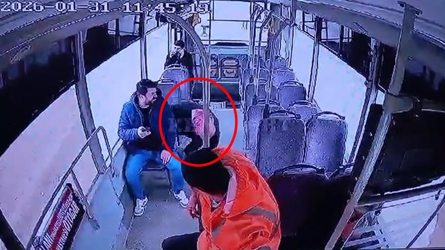 Otobüste epilepsi nöbeti geçiren yolcu koltuktan düştü; o anlar kamerada