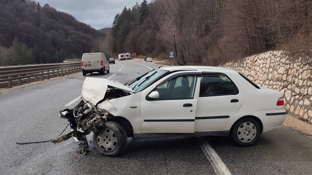 İnegöl'de otomobilin bariyere çarptığı kazada 3 kişi yaralandı