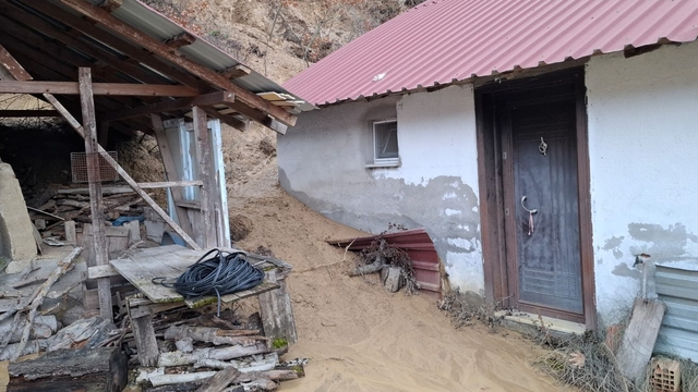 Heyelan sonrası 3 ev, tedbir amacıyla boşaltıldı