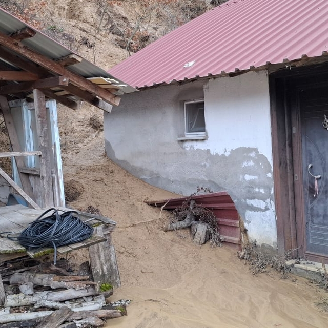 Heyelan sonrası 3 ev, tedbir amacıyla boşaltıldı