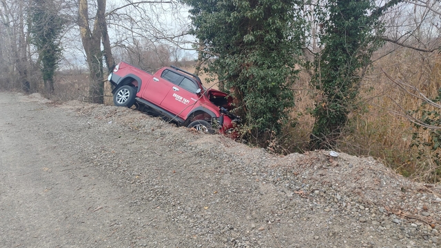 Samsun'da ağaca çarpan pikaptaki 2 kişi yaralandı