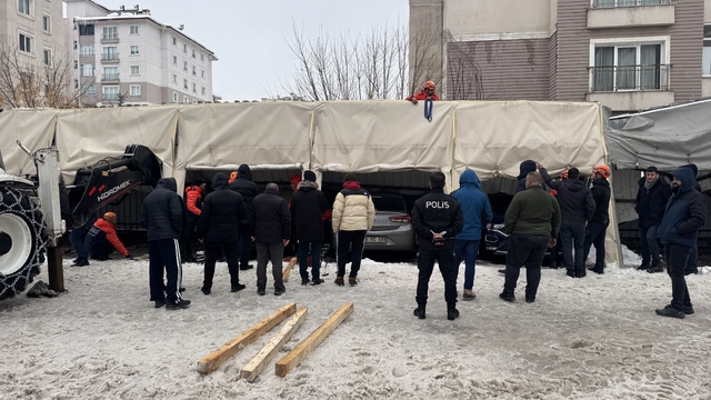 Ağrı'da üstünde kar biriken garajın çökmesi sonucu 3 araç zarar gördü