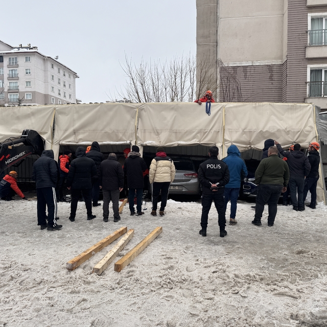 Ağrı'da üstünde kar biriken garajın çökmesi sonucu 3 araç zarar gördü