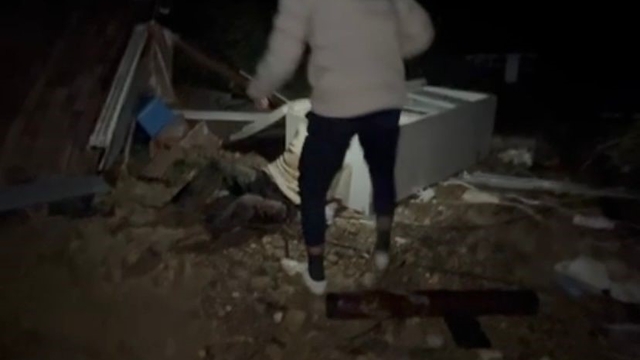 Hortumun savurduğu konteynerdeki yaralı adamın bulunduğu anların görüntüsü çıktı
Konteyner çevresinde arama yapan vatandaşlar besiciyi yaralı olarak buldu