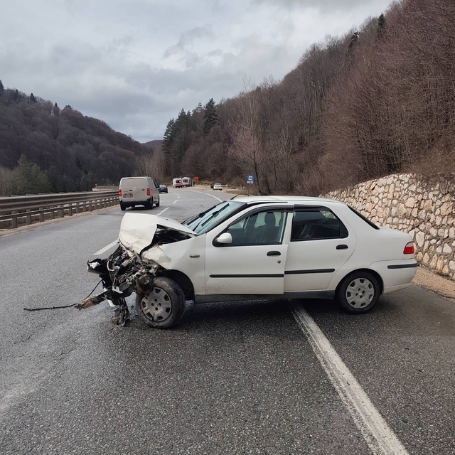 Bursa'da otomobil bariyerlere çarptı: 3 yaralı