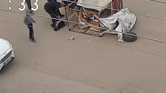 Çocuğun kullandığı elektrikli motosiklet yola devrildi, o anlar kamerada
Bacakları demir kasanın altında kalan çocuk vatandaşların müdahalesiyle kurtarıldı