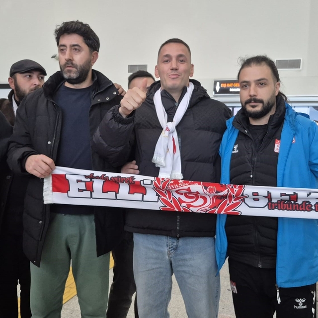 Sivasspor'un prensipte anlaştığı Rey Manaj'a coşkulu karşılama