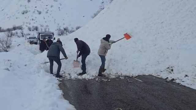 Yola düşen çığı vatandaşlar küreklerle kaldırdı