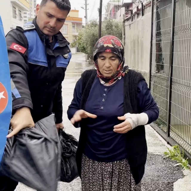 Sel riskine karşı sahada olan zabıta ekipleri vatandaşa yardım etti