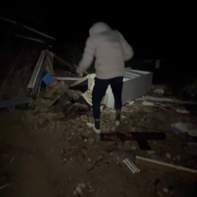 Hortumun savurduğu konteynerdeki yaralı adamın bulunduğu anların görüntüsü...