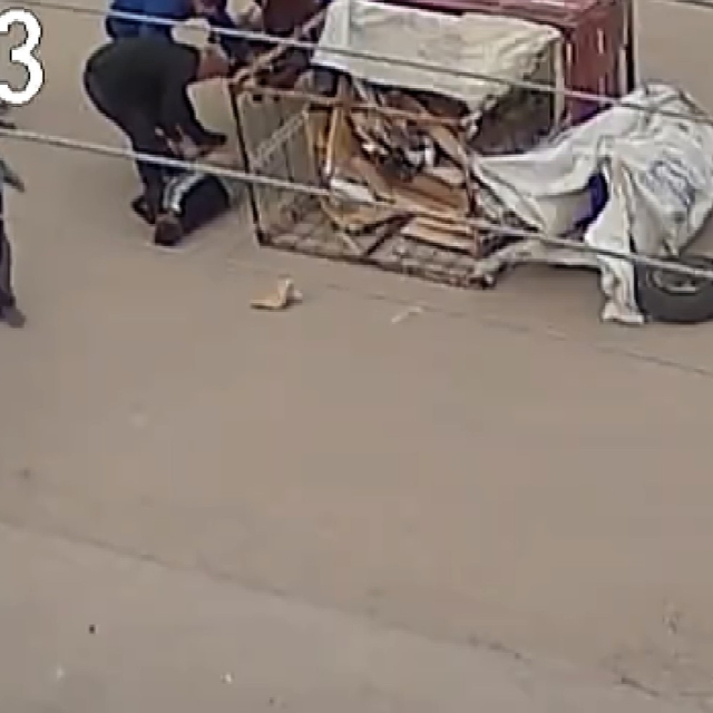 Çocuğun kullandığı elektrikli motosiklet yola devrildi, o anlar kamerada
Ba...