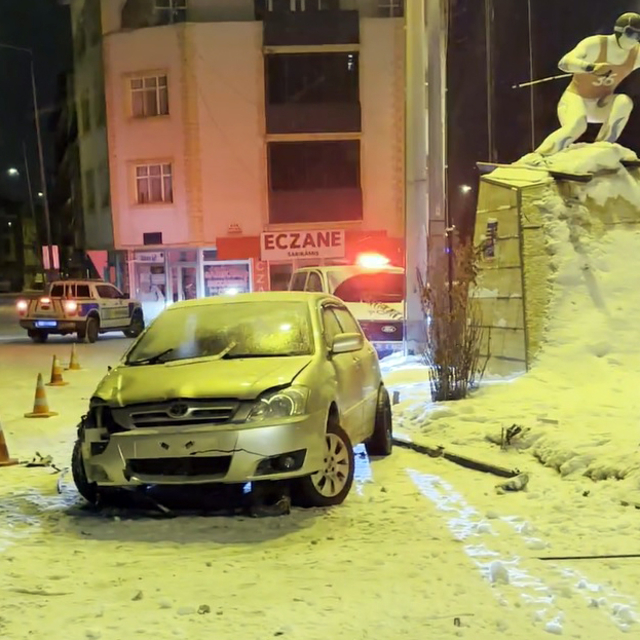 Kars'ta otomobilin refüje çarptığı kazada 4 kişi yaralandı