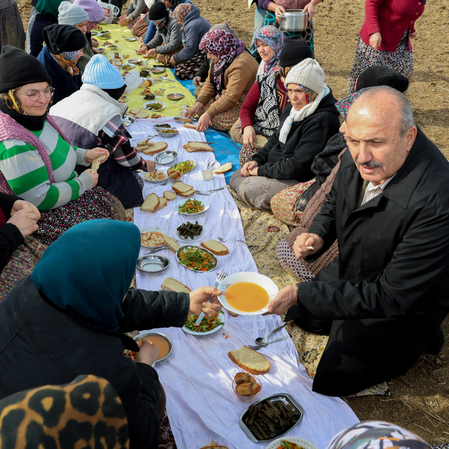 Taşköprü Belediye Başkanı Arslan'dan sarımsak tarlasında çalışan işçilere z...